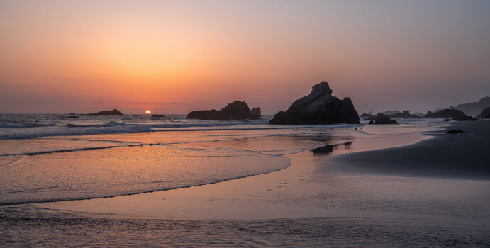 Oregon’s Harris Beach Scenic Destination A rugged coast line. Oregon is not only the "picture" of beauty when it comes to the outside world