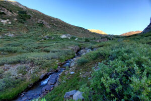 Once on the other side the trail follows the Fryingpan River up to Independence Lake