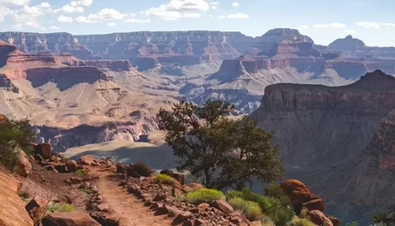 ultimate challenge! Hike Grand Canyon Rim to Rim and discover breathtaking views, immense natural beauty, and a once-in-a-lifetime experience.