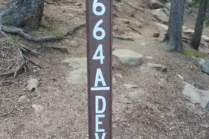 Trail marker on the way to pikes peak hiking from Crags